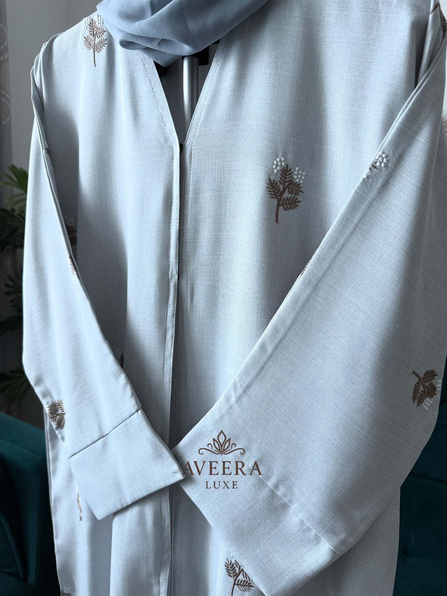 Light Grey Linen-Look Crepe Abaya with Leaf Embroidery & Free Hijab (Sizes 52/54)
